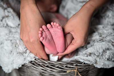 新生児の足,母親の手